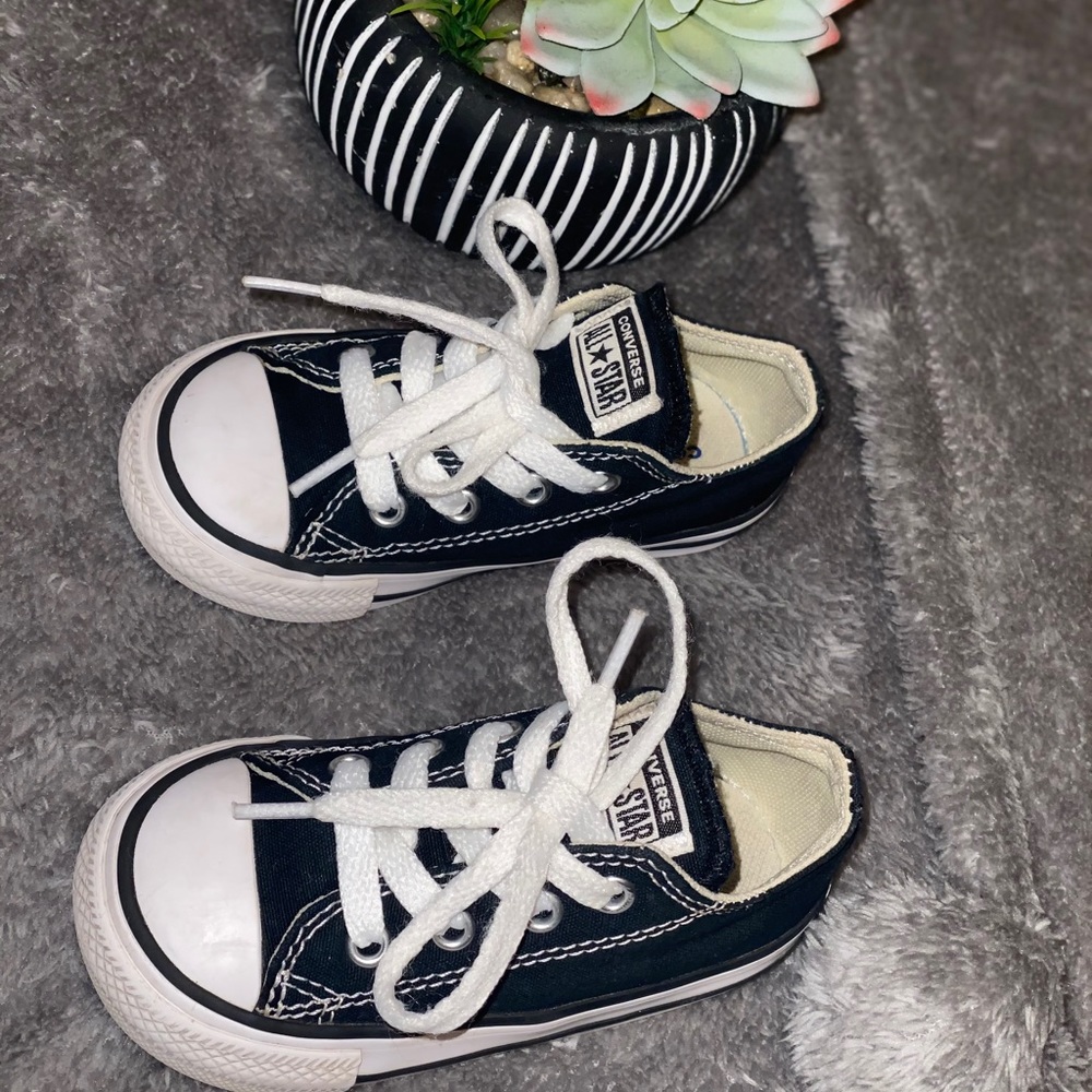 Converse shoes Black and White Size 6 for boys
